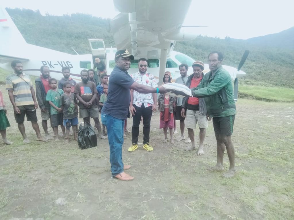 Penyerahan bantuan beras di Distrik Amuma oleh Pemerintah Kabupaten Yahukimo, Papua Pegunungan, pada awal Oktober 2023.