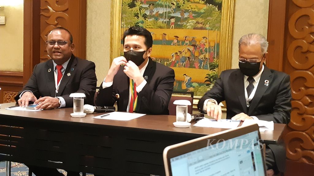 Presiden EAROPH Emil Elestianto Dardak (tengah) berbincang dengan Wali Kota Kuala Lumpur Datuk Seri Haji pada  kongres ke-28 di Surabaya, Jatim, Kamis (6/10/2022). 