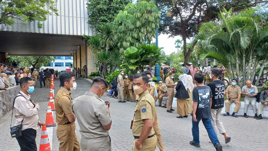  PNS di lingkungan Balai Kota DKI Jakarta berhamburan keluar dari gedung setelah terjadi gempa bumi, Senin (21/11/2022) siang. Mereka berkumpul di halaman depan Balai Kota DKI Jakarta.