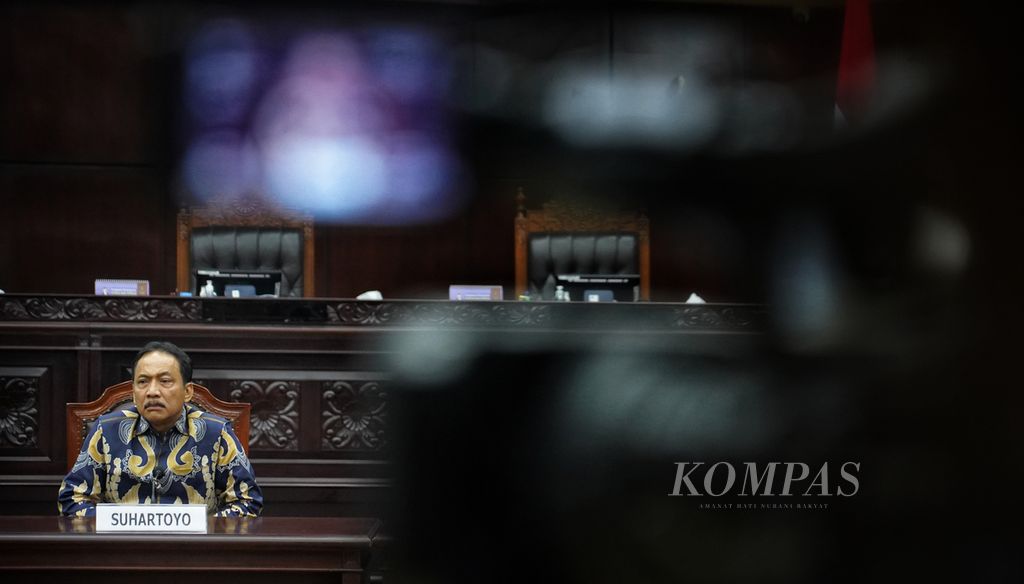 Hakim konstiusi yang terpilih menjadi Ketua MK Suhartoyo saat diumumkan menjadi Ketua MK baru di Gedung MK, Jakarta, Kamis (9/11/2023).