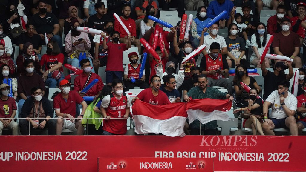 Para supoter timnas Indonesia ketika menyaksikan laga Indonesia melawan Australia dalam babak penyisihan kejuaraan basket Piala Asia FIBA 2022 di Istora Gelora Bung Karno, Jakarta, Sabtu (16/7/2022). Dalam pertandingan ini Australia mengalahkan Indonesia dengan skor 78-53. 