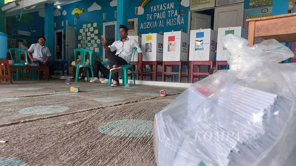 Suasana di TPS 19 Kelurahan Way Kandis, Kecamatan Tanjung Senang, Kota Bandar Lampung, pada Rabu (14/2/2024). Pemungutan suara di TPS itu dihentikan karena adanya dugaan pelanggaran pemilu.