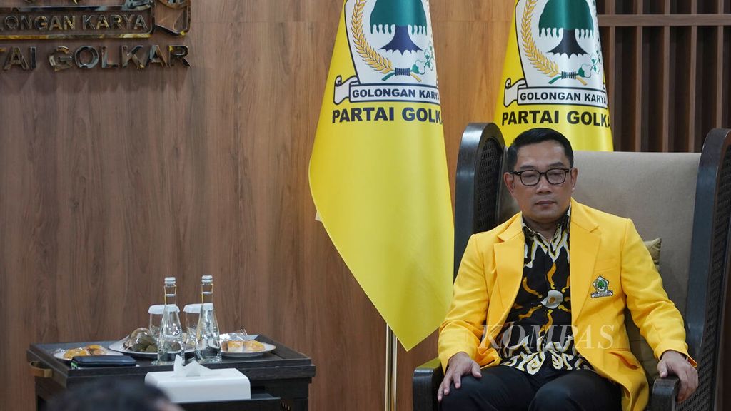 Gubernur Jawa Barat Ridwan Kamil duduk dengan mengenakan jas Partai Golkar saat berlangsung pertemuan dengan pimpinan Partai Golkar di Kantor DPP Partai Golkar, Slipi, Jakarta, Rabu (18/1/2023). 