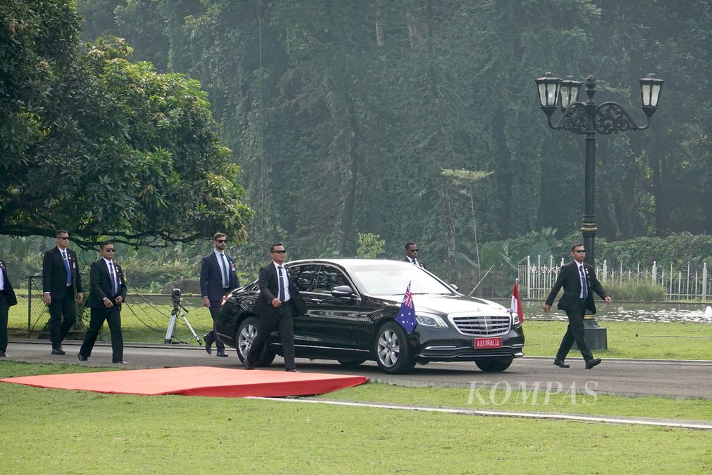 Iring-iringan kendaraan Gubernur Jenderal Australia David Hurley dan delegasi tiba di Istana Bogor sekitar pukul 09.00 WIB, diiringi oleh pasukan Nusantara, pasukan berkuda, dan korps musik Pasukan Pengamanan Presiden (Paspampres), Jumat (17/5/2024).