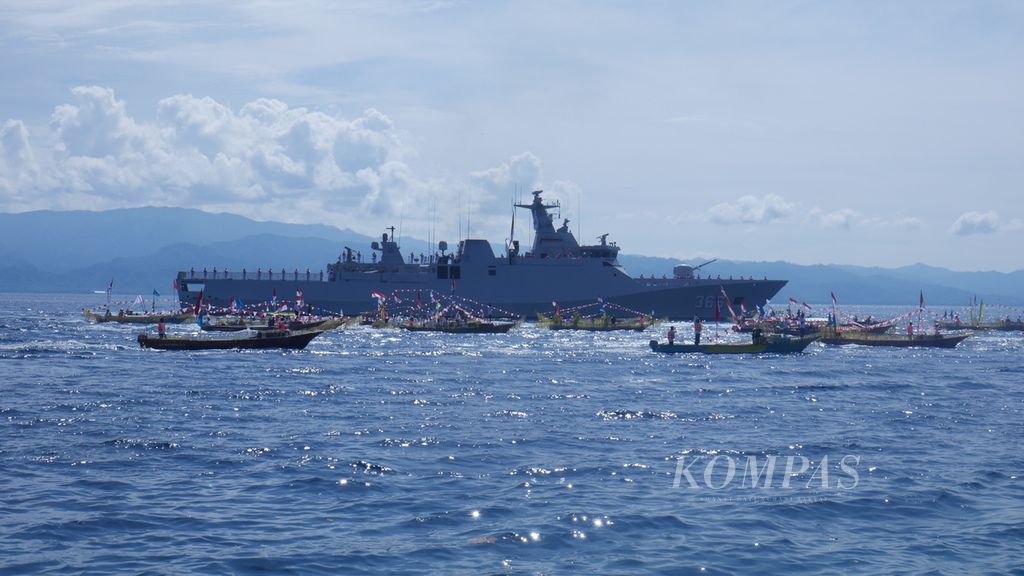 Kapal Perang Republik Indonesia (KRI) Sultan Hasanuddin-366 diiringi kapal nelayan mengikuti Sailing Pass dalam acara puncak Sail Tidore 2022 di Pantai Tugulufa, Kota Tidore Kepulauan, Maluku Utara, Sabtu (26/11/2022). Kegiatan ini bertujuan untuk meningkatkan potensi kelautan di Kota Tidore Kepulauan.