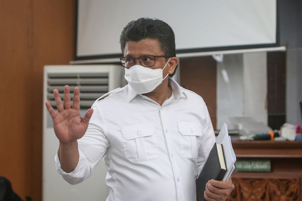 Terdakwa Ferdy Sambo memasuki ruang sidang di Pengadilan Negeri Jakarta Selatan, Selasa (24/1/2023). 