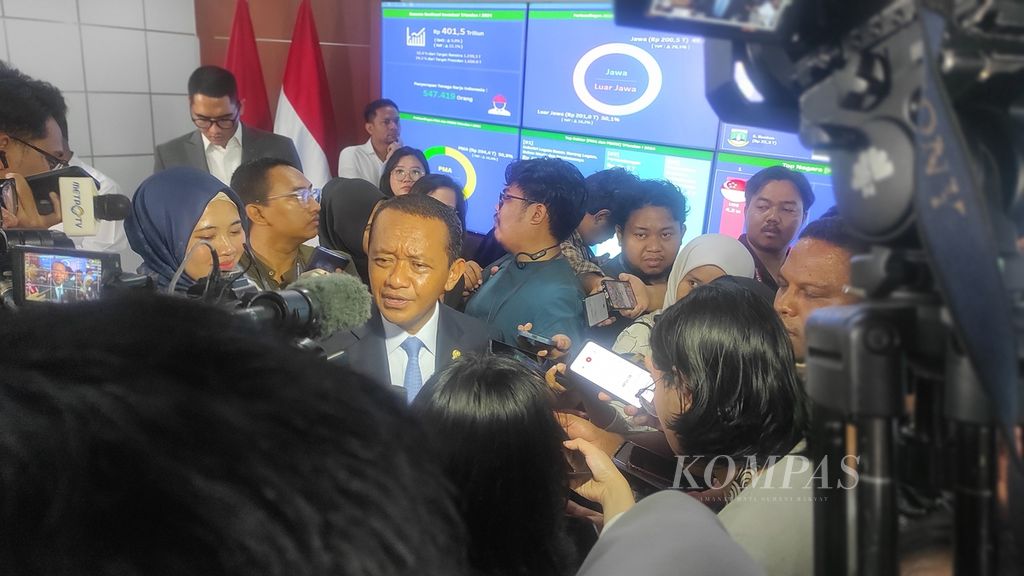 Menteri Investasi/Kepala Badan Koordinasi Penanaman Modal Bahlil Lahadia usai memberikan pernyataan pada konferensi pers realisasi investasi triwulan 1-2024, Senin (29/4/2024), di Jakarta.