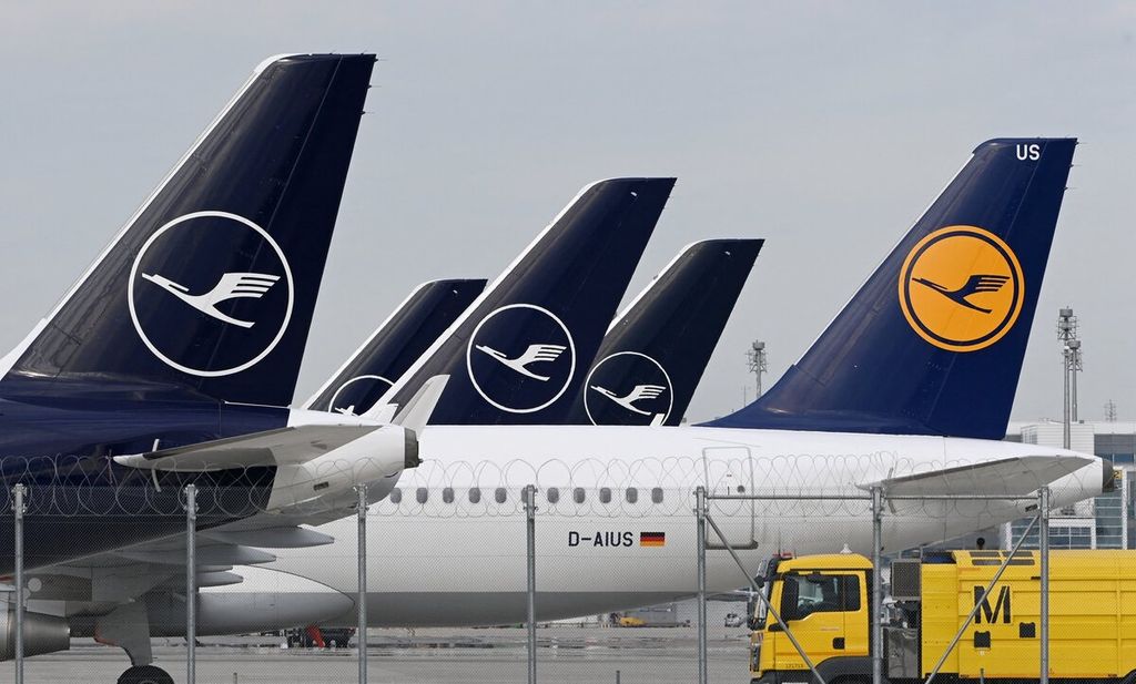 Pesawat-pesawat milik maskapai penerbangan Jerman, Lufthansa, diparkir di Bandara Franz-Josef-Strauss di Munich, Jerman, saat berlangsung pemogokan staf darat Lufthansa, Rabu (27/7/2022).