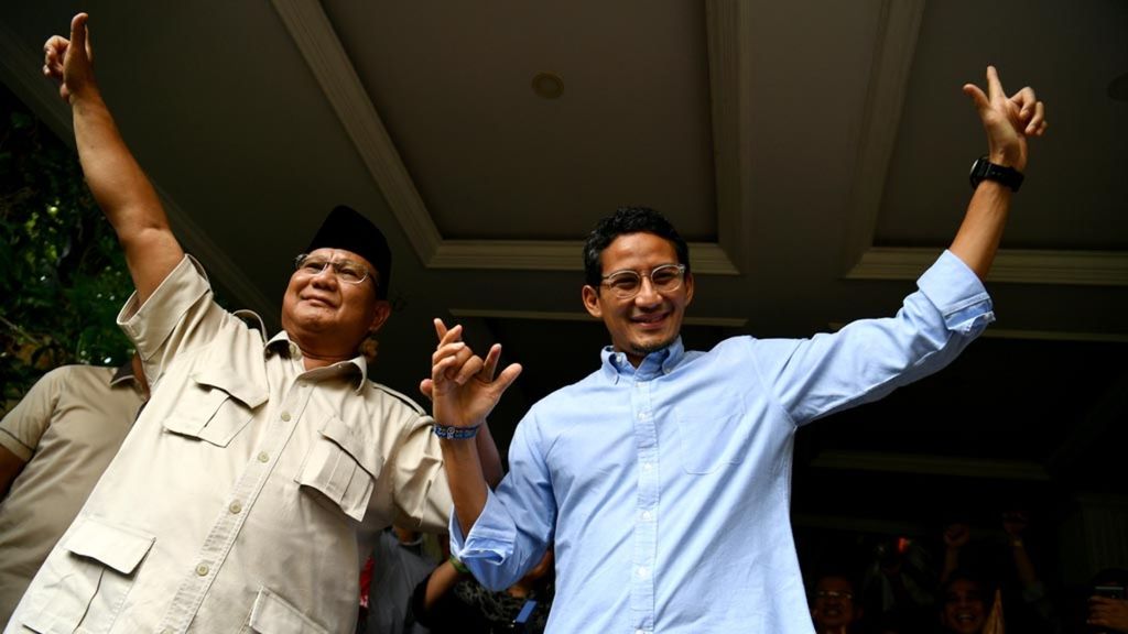 Prabowo Subianto saat berdampingan dengan Sandiaga Salahuddin Uno menyapa media seusai memberikan keterangan pers di kediaman Prabowo, Jakarta, Selasa (21/5/2019). 