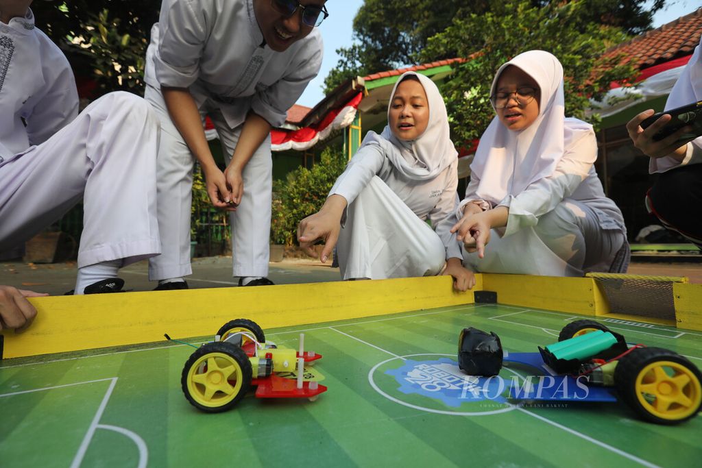 Robot permainan bola dimainkan oleh siswa anggota ekstrakurikuler robotik SMAN 28 Pasar Minggu, Jakarta Selatan, Jumat (4/8/2023). Ekstrakurikuler robotik merupakan kegiatan diluar pembelajaran formal di sekolah yang fokus pada pembelajaran mengenai pengenalan dan penciptaan alat-alat yang menggunakan sistem kerja robot. 