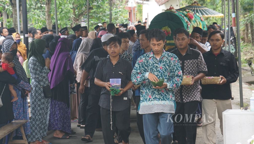 Para pelayat mendoakan Ida Rusmanto, korban miras oplosan, di rumah duka, Kecamatan Imogiri, Kabupaten Bantul, Daerah Istimewa Yogyakarta, Senin (17/10/2022). 
