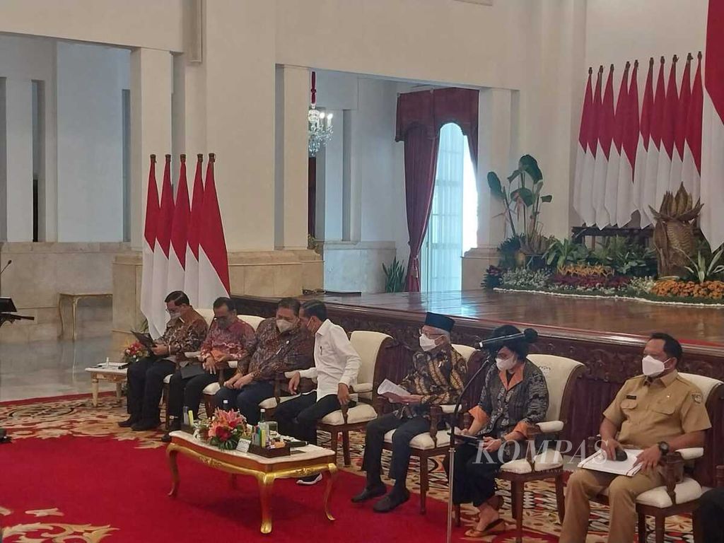Presiden Joko Widodo sesaat sebelum memberikan arahan dalam pertemuan dengan seluruh kepala daerah secara hibrida, luring dan daring, di Istana Negara, Jakarta, Senin (12/9/2022).