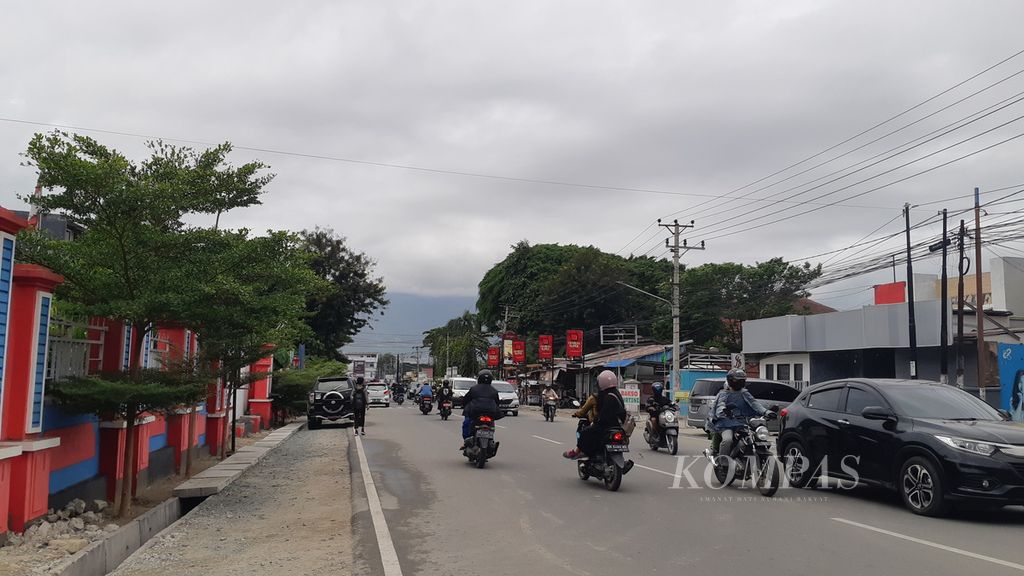 Tampak pengendara melintasi salah satu ruas jalan raya di Kota Palu, Sulawesi Tengah, Jumat (11/2/2022). Mobilitas warga tetap meningkat di tengah mulai melonjaknya jumlah kasus Covid-19 di Sulteng.