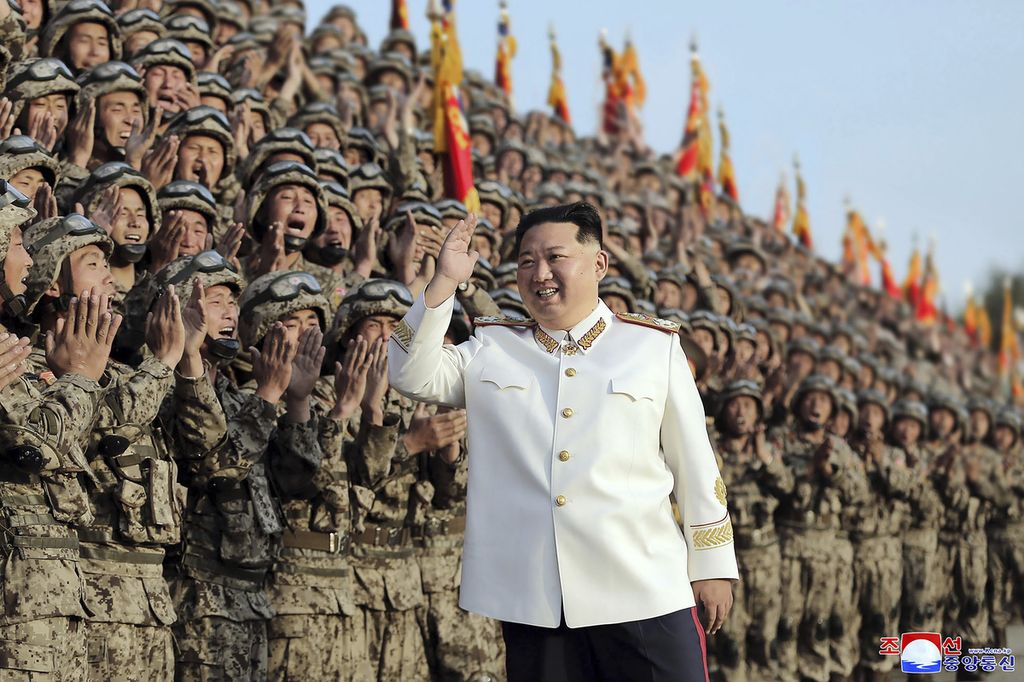 Pemimpin Korea Utara Kim Jong Un disambut tentara Korea Utara dalam perayaan peringatan 90 tahun berdirinya Tentara Revolusioner Rakyat Korea di Korea Utara, Rabu (27/4/2022). 