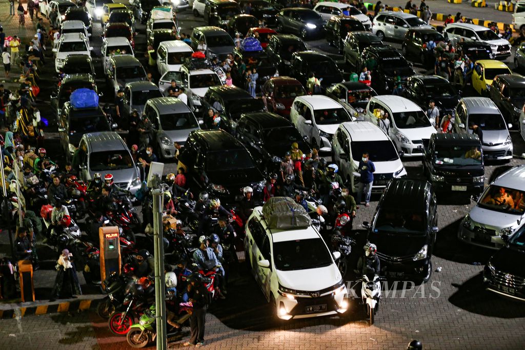 Antrean kendaraan pemudik menunggu giliran masuk ke feri penyeberangan pelabuhan penyeberangan Merak, Cilegon, Banten, Kamis (28/4/2022) malam. 
