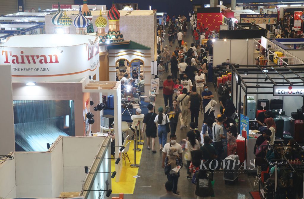 Suasana hari kedua Kompas Travel Fair (KTF) 2023 di ICE BSD, Tangerang, Banten, Sabtu (2/9/2023). Berbagai tawaran menarik, seperti potongan harga tiket pesawat dan tiket tempat wisata, hingga harga khusus untuk penginapan dan akomodasi lainnya, ditawarkan pada pameran perjalanan yang digelar hingga 3 September 2023 ini. 