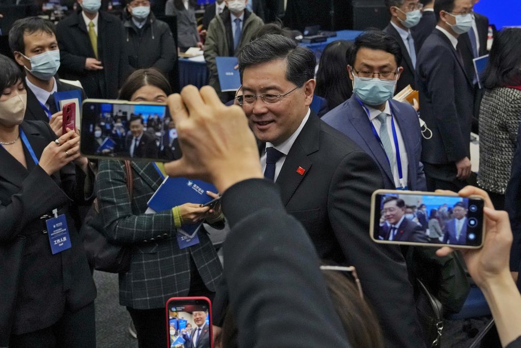 Wartawan dan delegasi menggunakan telepon pintar mereka untuk mengambil gambar Menteri Luar Negeri China Qin Gang setelah Qin menyampaikan pidato pada Forum Lanting Forum mengenai Prakarsa Keamanan Global: Tawaran untuk Menyelesaikan Tantangan-tantangan Keamanan di kantor Kementerian Luar Negeri China, Beijing, Selasa (21/2/2023). 