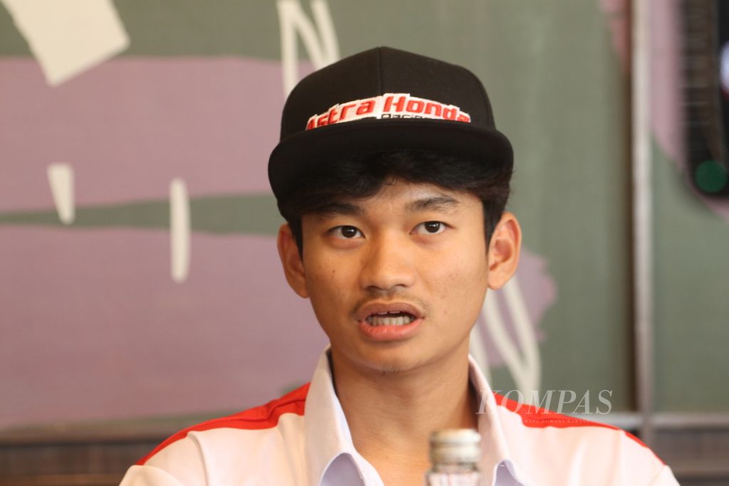 Fadillah Arbi Aditama, pebalap Astra Honda Racing Team, mencetak sejarah sebagai pebalap pertama Indonesia yang memenangi balapan JuniorGP di Barcelona, Minggu (16/7/2023). Foto diambil di Jakarta, Senin (24/7/2023).