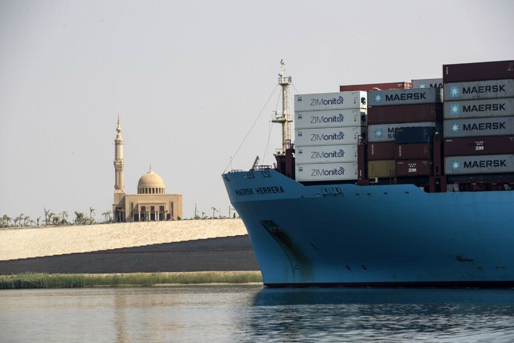 Sebuah kapal pengangkut kontainer berlayar di bagian baru Terusan Suez di pelabuhan kota Ismailia, sekitar 135 kilometer timur laut Kairo, Mesir, 14 Oktober 2019. 