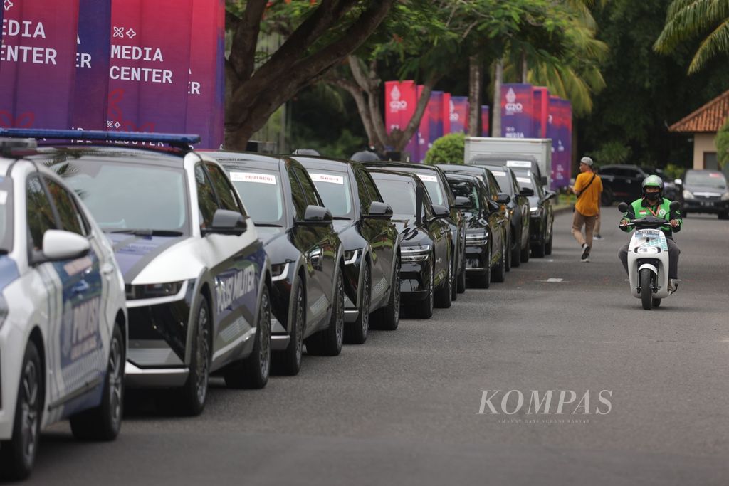 Mobil listrik untuk tamu dan delegasi Konferensi Tingkat Tinggi G20 (KTT G20) serta pengawalannya diparkir di kawasan Nusa Dua, Bali, Minggu (13/11/2022). 