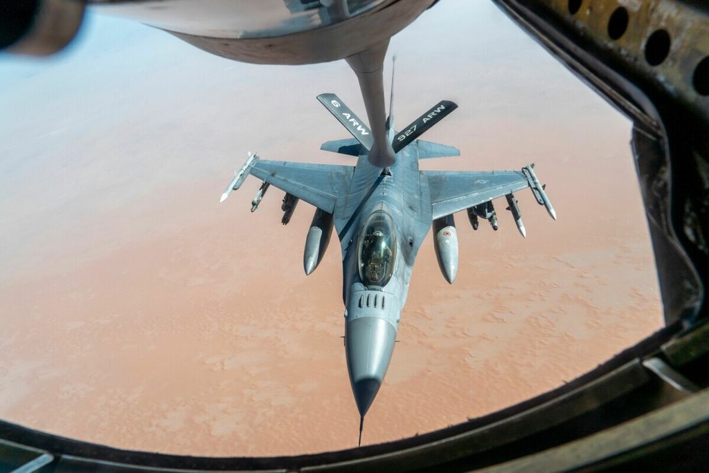 Dalam foto yang disiarkan Angkatan Udara Amerika Serikat pada Desember 2020 ini, terlihat jet tempur F-16 mengisi ulang bahan bakar sembari tetap berpatroli. 