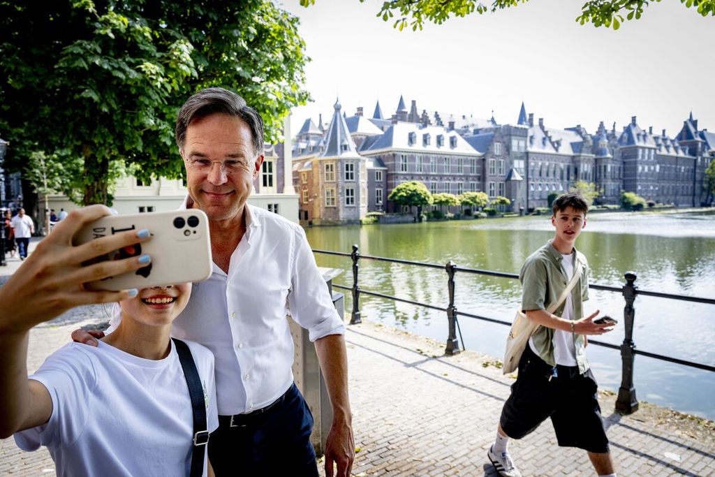 Mantan Perdana Menteri Belanda Mark Rutte berswafoto dengan seorang warga saat meninggalkan Binnenhof di Den Haag. Foto diambil di Den Haag, Belanda, Rabu (26/6/2024), saat ia masih menjabat sebagai perdana menteri. 