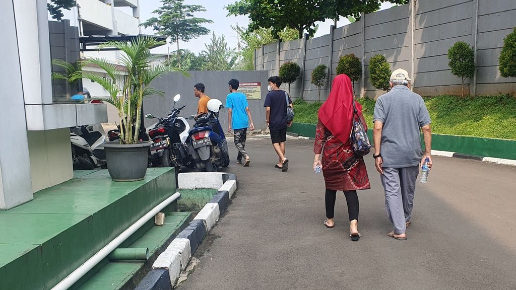 Keluarga N, anak korban penculikan, saat akan membuat laporan kepolisian di Kepolisian Resor Tangerang Selatan, Jumat (23/6/2023).