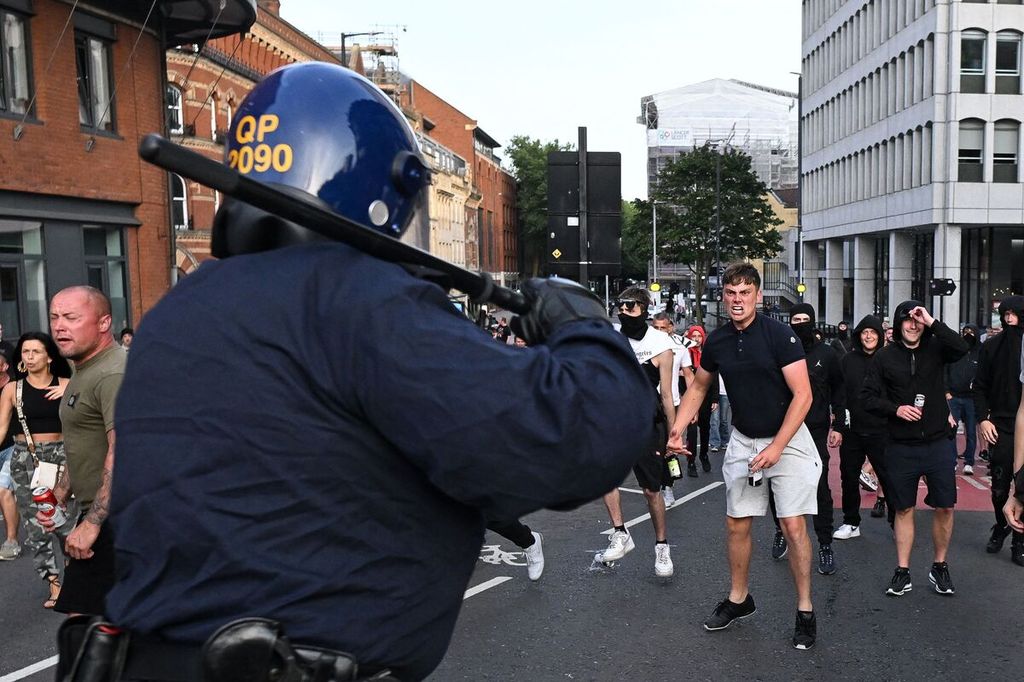 Petugas polisi antihuru-hara Inggris berhadapan dengan perusuh di Bristol, Inggris, Sabtu (3/8/2024).