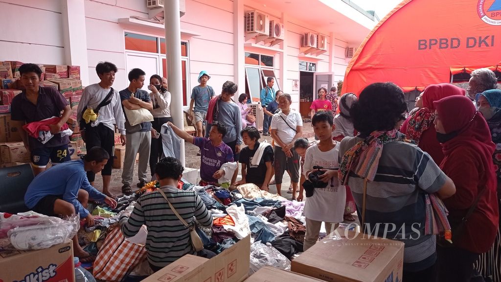 Suasana di pengungsian korban kebakaran permukiman padat penduduk di Jalan Simprug Golf II, Kelurahan Kebayoran Lama, Jakarta Selatan, Senin (22/8/2022).