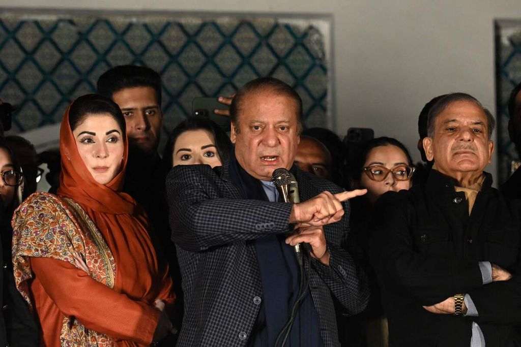 Mantan Perdana Menteri Pakistan sekaligus tokoh Liga Muslim (PML), Nawaz Sharif (tengah), menyapa pendukung PML, Jumat (9/2/2024), di Lahore, Pakistan.