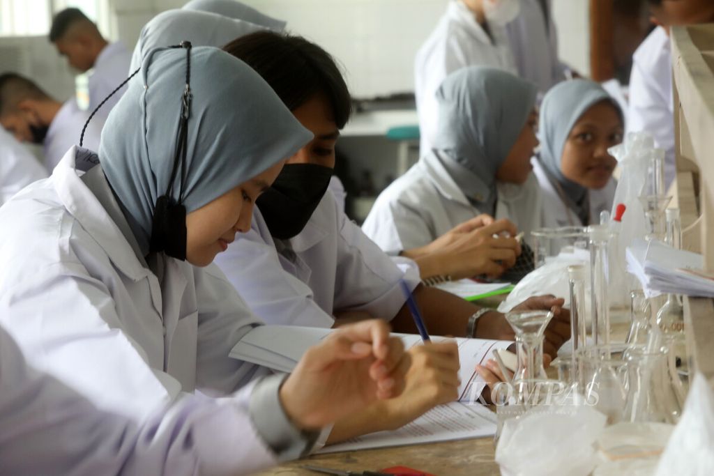 Dosen membimbing taruna saat mengikuti kegiatan belajar di laboratorium Politeknik Ahli Usaha Perikanan, Pasar Minggu, Jakarta Selatan, Senin (13/3/2023). Penyelenggara Perguruan Tinggi oleh Kementerian Lain dan Lembaga Pemerintah Nonkementerian ini berada di bawah Badan Riset dan SDM Kelautan dan Perikanan yang menyesuaikan kebutuhan pasar kerja sektor perikanan. 