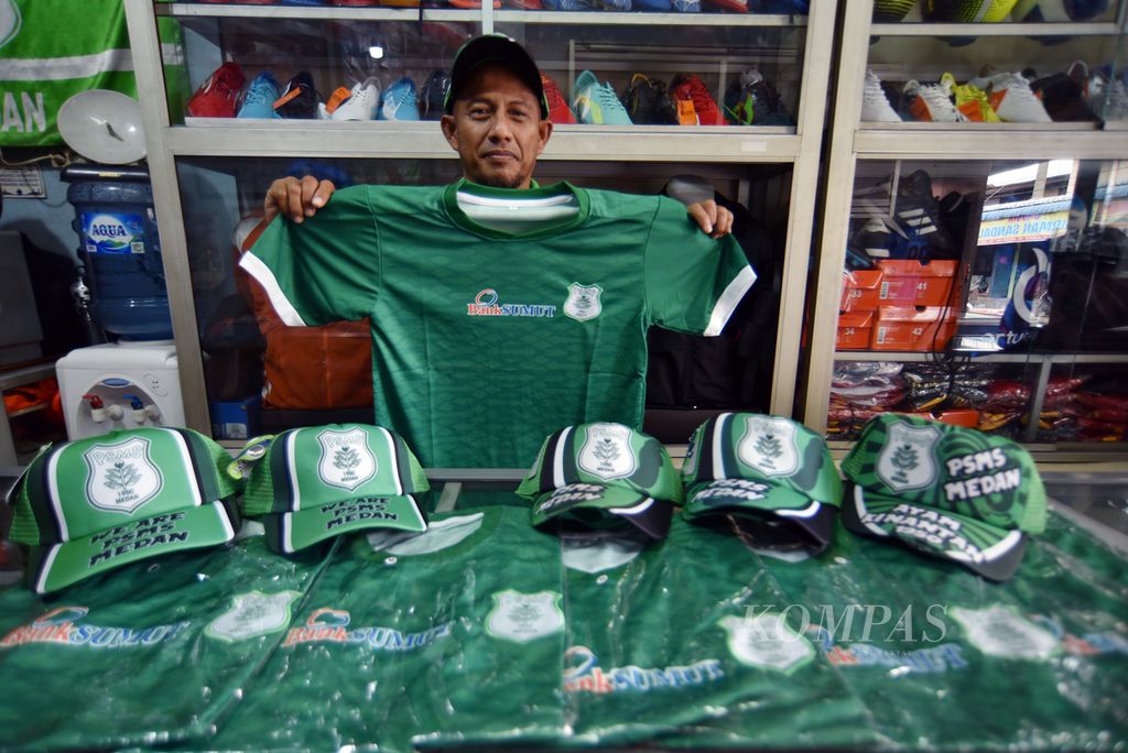 Sejumlah pernak-pernik PSMS Medan yang dijual Hengki Ahmad di toko olahraga miliknya di kawasan Jalan Gedung Arca, Kecamatan Medan Kota, Kota Medan, Sumatera Utara, Selasa (18/7/2023). 