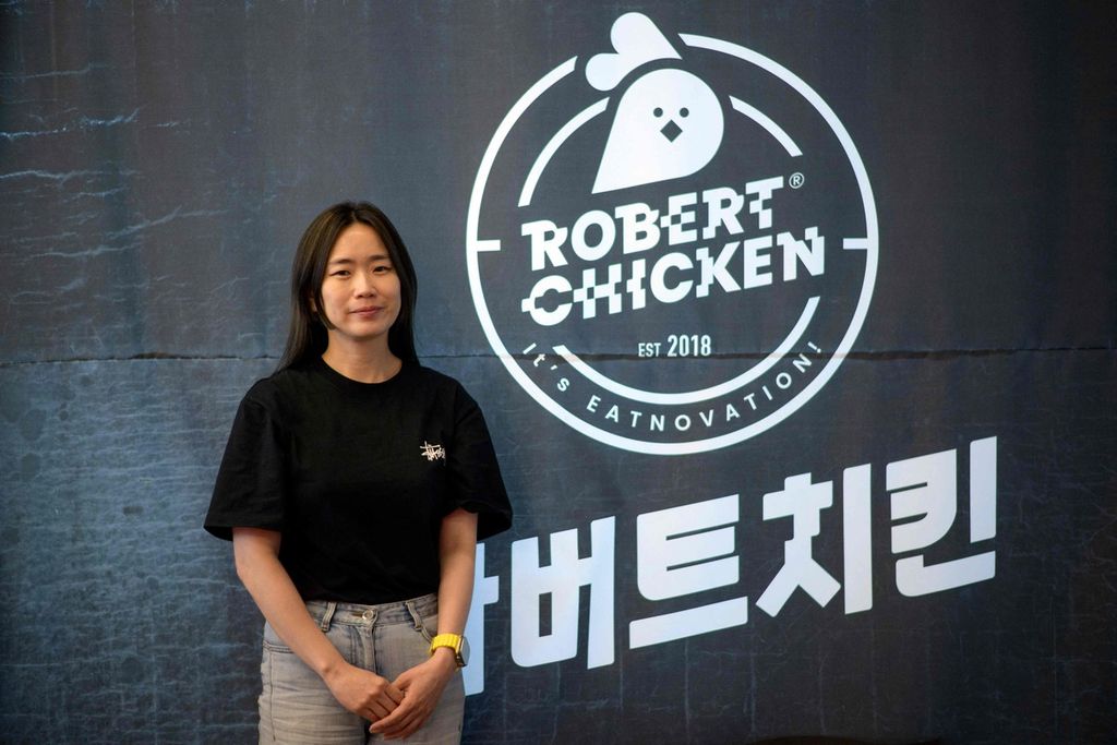 Pengusaha dan pemilih restoran waralaba Robert Chicken, Kang Ji-young, berpose untuk foto di restorannya di Seoul, Korea Selatan, 13 Juni 2023. 