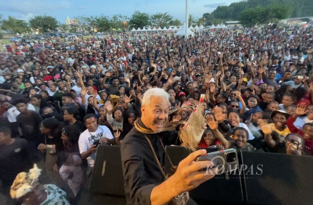 Ganjar Pranowo greeted his supporters at the Entrop Jayapura field in Papua on Tuesday (21/11/2023).