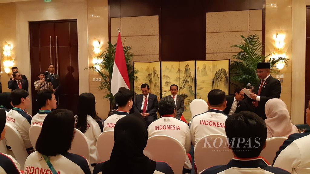 Presiden Joko Widodo ditemani sejumlah menteri menemui kontingen Indonesia untuk Universiade Ke-31 di Hotel Shangri-La, Chengdu, China, Jumat (28/7/2023) sore. 