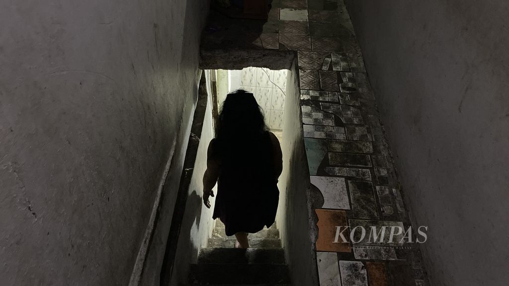 Betty (46), transpuan asal Makassar, meninggalkan tempat indekosnya di kawasan Pulo Gadung, Jakarta Timur, Jumat (22/7/2022) malam. Ia hendak menuju ke Klender, kawasan di mana sejumlah transpuan kerap mejeng.