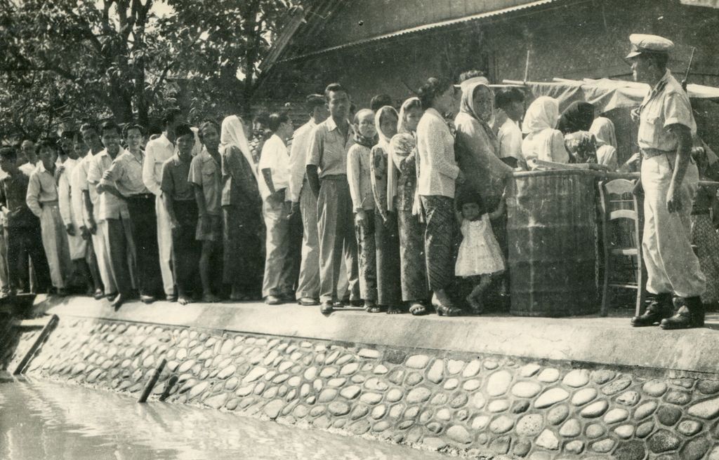 Antrean calon pemilih saat pemilihan umum di Jakarta Raya, Kamis (29/9/1955). Pemilu 1955 dilaksanakan dalam dua tahap, tahap pertama yang dilaksanakan pada 29 September untuk memilih anggota DPR dan tahap kedua yang dilaksanakan pada 15 Desember untuk memilih anggota Konstituante. IPPHOS 