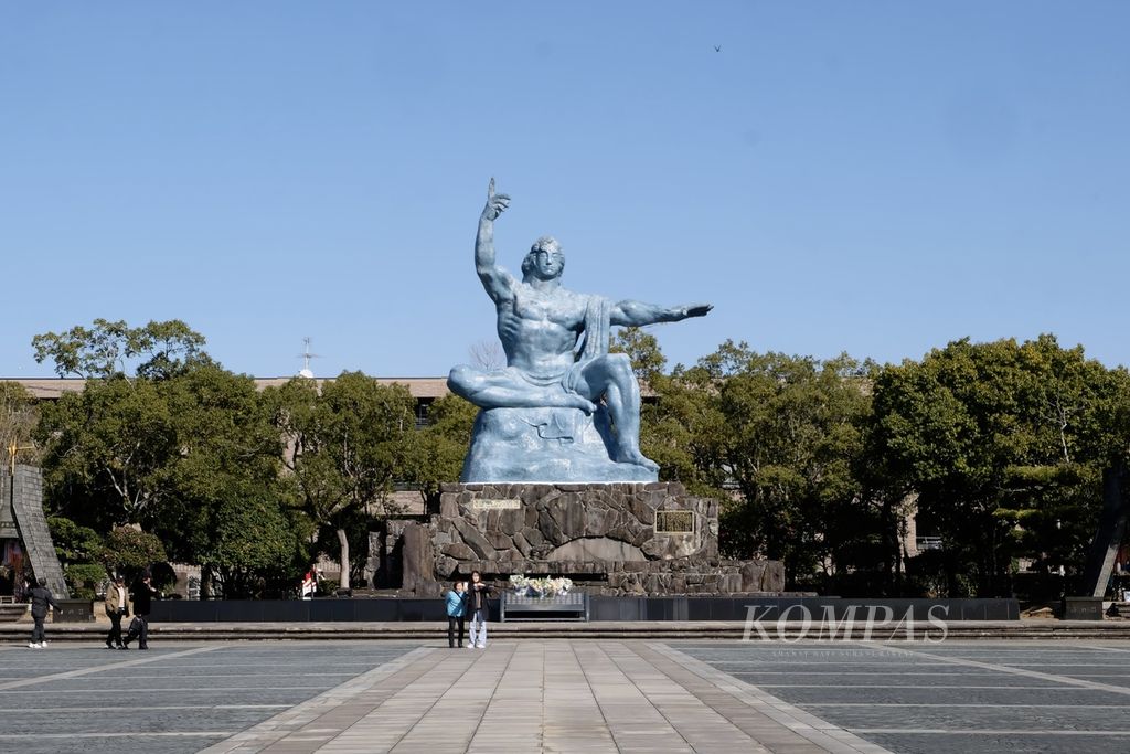 Sejumlah wisatawan berfoto di depan Patung Perdamaian yang berada di Taman Perdamaian Nagasaki, Nagasaki, Jepang, Jumat (26/1/2024). Taman itu menjadi lokasi digelarnya upacara peringatan ledakan bom atom setiap 9 Agustus.