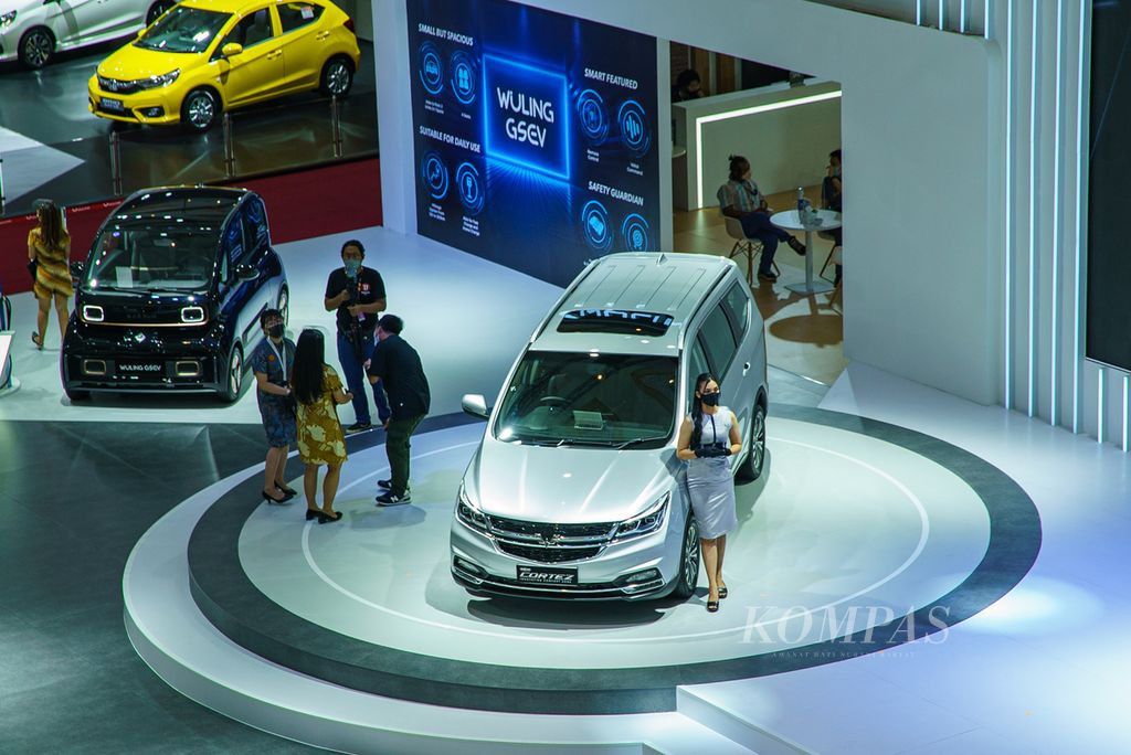 Suasana pameran otomotif Indonesia International Motor Show (IIMS) Hybrid yang diselenggarakan di JIExpo Kemayoran, Jakarta, Kamis (31/03/2022). 
