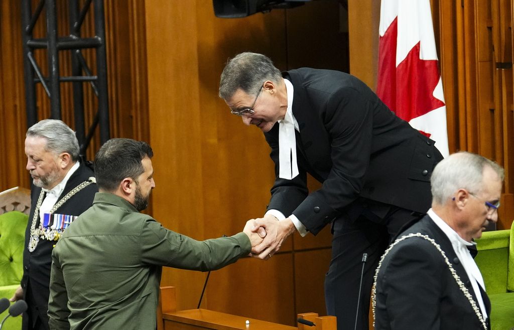 Ketua Parlemen Kanada Anthony Rota bersalaman dengan Presiden Ukraina Volodymyr Zelenskyy (kiri) di parlemen Kanada, Jumat (22/9/2023).