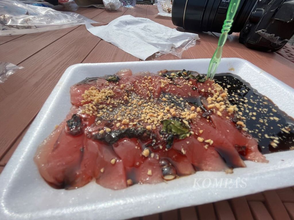 Sashimi tuna dengan saus khas Bitung dihidangkan dalam Festival Tuna Sulawesi Utara di Manado, Sabtu (17/9/2022). Sebanyak 5.000 paket sashimi akan diberikan kepada pengunjung yang telah mendaftar secara daring dan memiliki kode respons cepat.