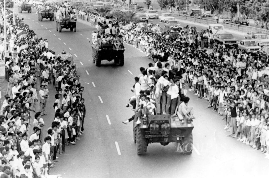Ratusan warga kota Jakarta naik panser V-150 Commando keliling kota Jakarta dalam rangkaian HUT Ke-36 ABRI, Selasa (6/10/1981). Suasana ini mengingatkan warga kota pada waktu rakyat bersama ABRI merayakan Surat Perintah 11 Maret tahun 1966. 