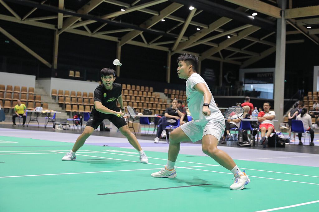 Apriyani Rahayu/Siti Fadia Silva Ramadhanti mendapat kesempatan latih tanding melawan pemain Perancis, Margot Lambert/Anne Tran, di Chambly, Perancis, Jumat (19/7/2024). Latihan itu dilakukan untuk menghadapi Olimpiade Paris 2024.