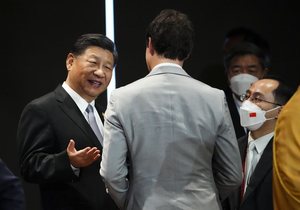 Presiden China Xi Jinping berbicara dengan PM Kanada Justin Trudeau (membelakangi kamera) seusai pertemuan tertutup di KTT G20 di Bali, Rabu (16/11/2022). 