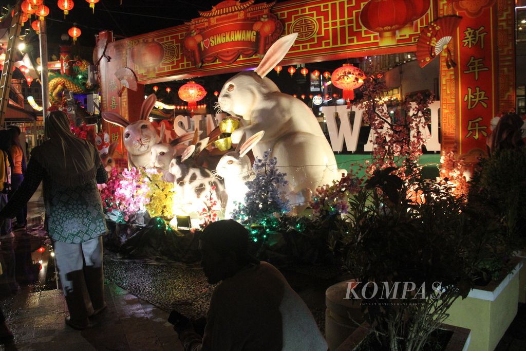 Residents celebrate Chinese New Year in Singkawang City, West Kalimantan, Friday (20/1/2023).