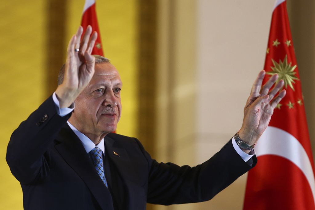 Presiden Turki terpilih Recep Tayyip Erdogan saat menyambut dukungan pendukungnya di depan Istana Kepresidenan di Ankara, Turki pada Minggu (28/5/2023) saat proses penghitungan suara menunjukkan ia unggul atas pesaingnya , Kemal Kilicdaroglu. 