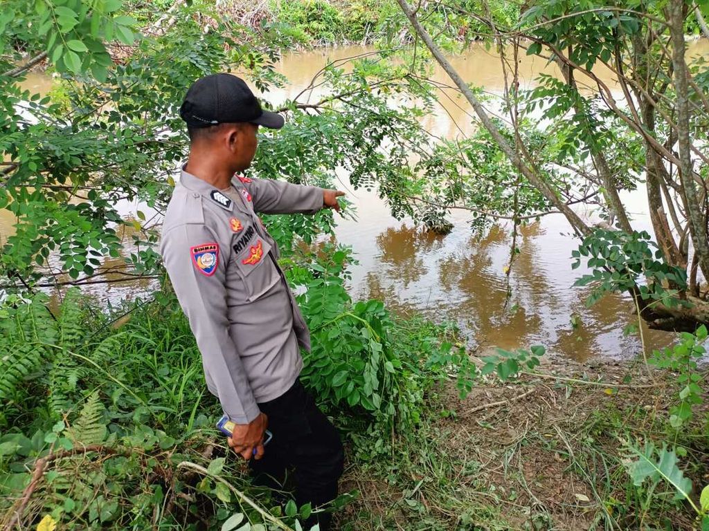 Polisi menunjukkan lokasi seorang warga Kolaka Timur, Sulawesi Tenggara, yang tewas tenggelam di sungai yang menjadi habitat buaya pada Minggu (29/1/2023). 