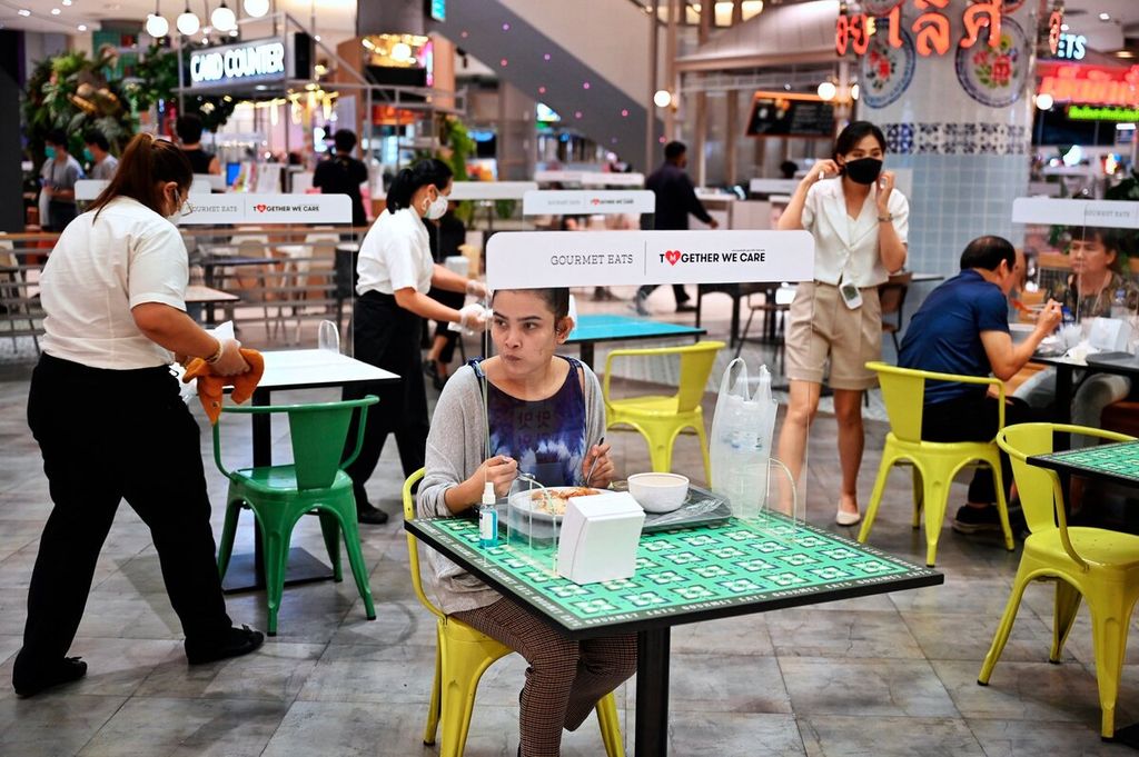 Seorang pelanggan menikmati layanan makan di tempat di salah satu gerai makan di Mal Siam Paragon, di Bangkok, Thailand, Rabu (1/9/2021).  
