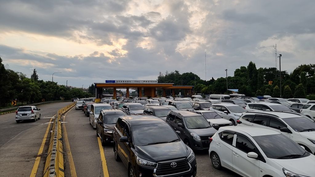 Kepadatan kendaraan terlihat di pintu keluar Gerbang Tol Pasteur, Kota Bandung, Jawa Barat, Sabtu (23/4/2022).