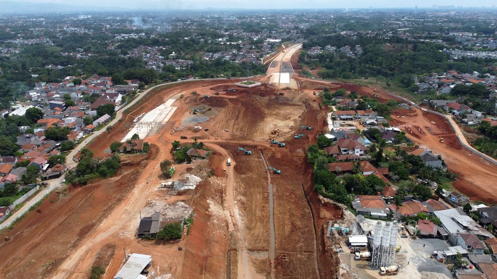 Pembangunan Jalan Tol Cinere-Jagorawi (Cijago) Seksi 3 di kawasan Limo, Depok, Jawa Barat, Kamis (13/4/2023). 